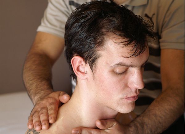 Homme recevant un massage