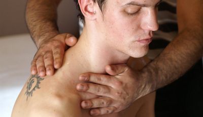 Homme recevant un massage au niveau du cou