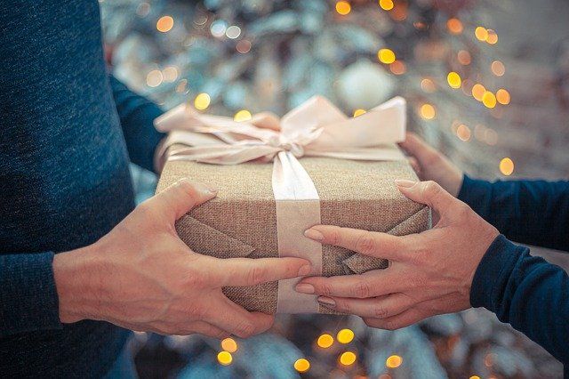 Personne offrant un cadeau à une autre personne