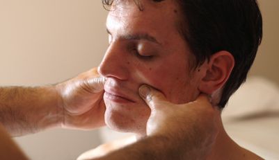 Homme recevant un massage de la tête
